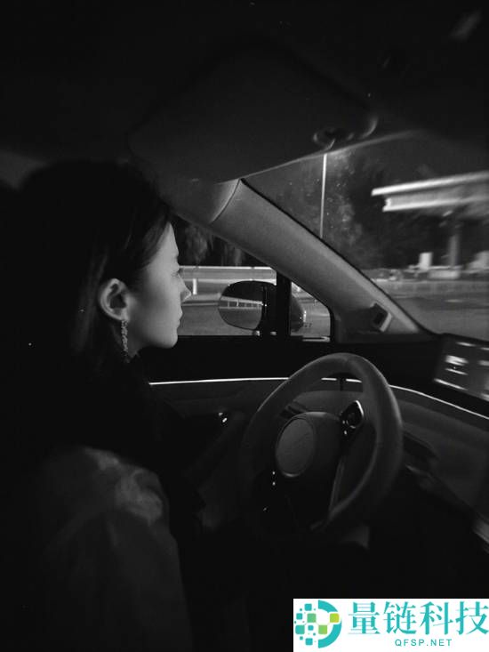 刘亦菲开智界R7国庆自驾游 白衬衫黑吊带败坏感拉满