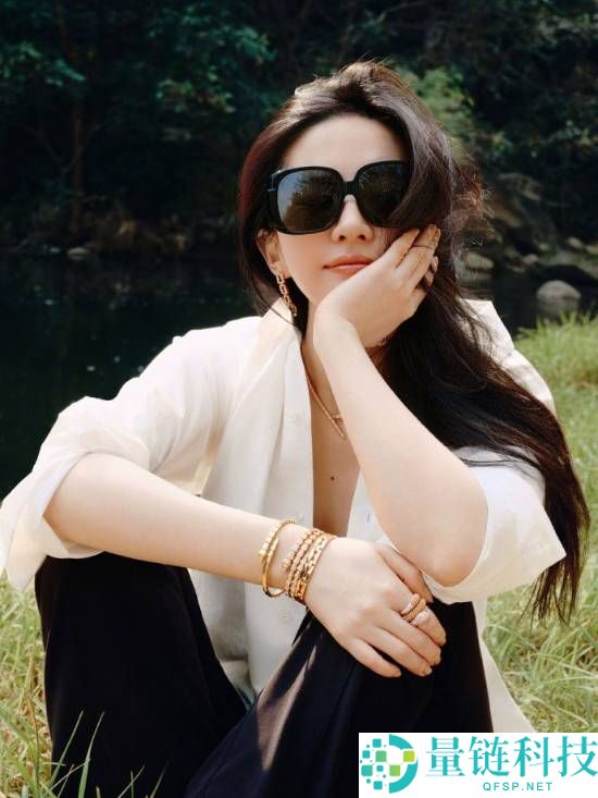 刘亦菲开智界R7国庆自驾游 白衬衫黑吊带败坏感拉满