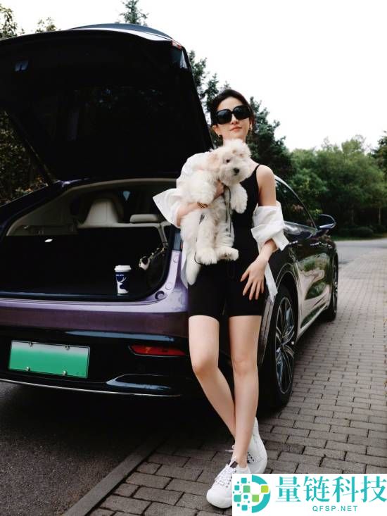 刘亦菲开智界R7国庆自驾游 白衬衫黑吊带败坏感拉满