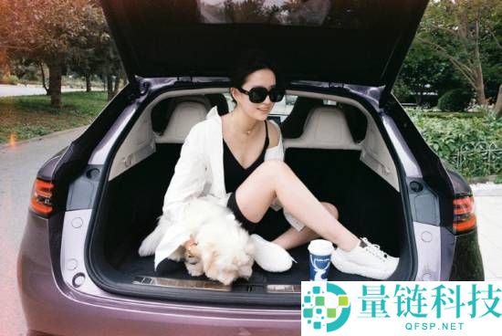 刘亦菲开智界R7国庆自驾游 白衬衫黑吊带败坏感拉满