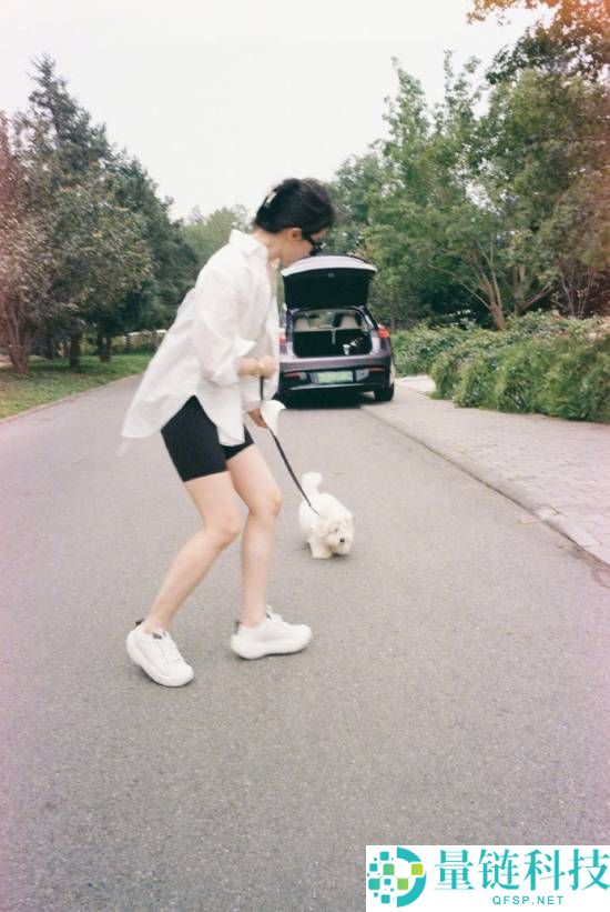 刘亦菲开智界R7国庆自驾游 白衬衫黑吊带败坏感拉满