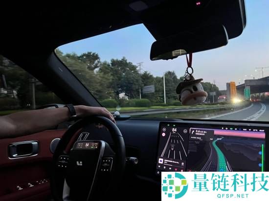 深夜高速突发事故 抱负汽车主动减速避撞救下车主