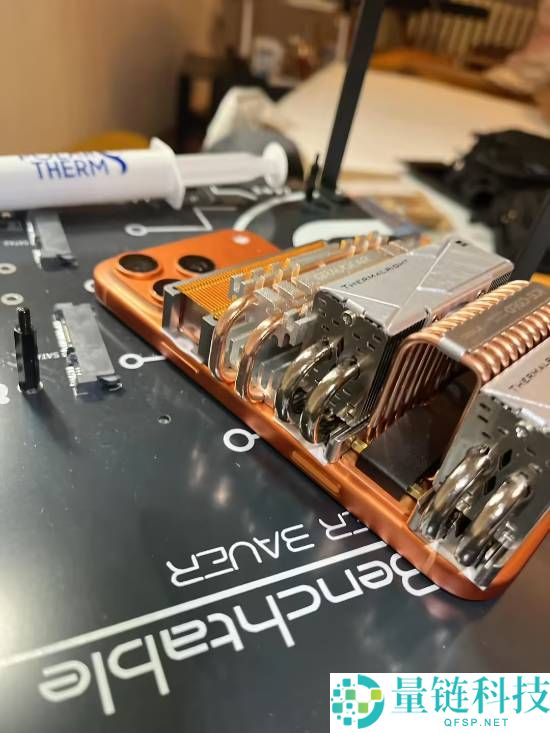 大神魔改iPhone 17 Pro Max外挂SSD散热器 4K视频录制不再降频