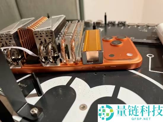 大神魔改iPhone 17 Pro Max外挂SSD散热器 4K视频录制不再降频