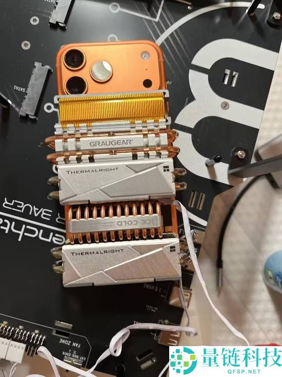 大神魔改iPhone 17 Pro Max外挂SSD散热器 4K视频录制不再降频