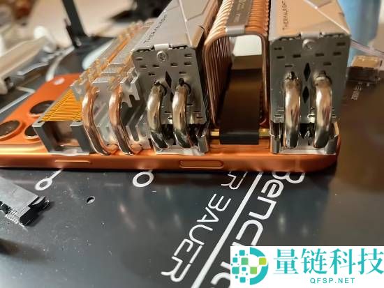 大神魔改iPhone 17 Pro Max外挂SSD散热器 4K视频录制不再降频