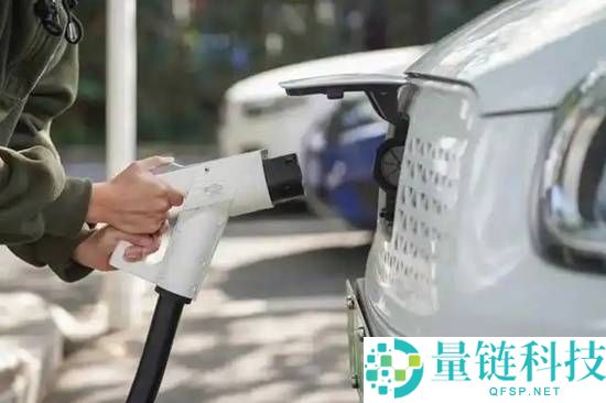 女车主充电后占位94分钟被收费438元 法院判了：收费合规