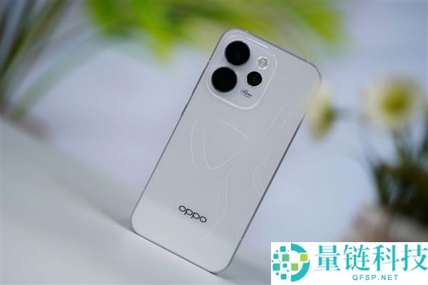 全息光刻美背太吸睛,OPPO Reno 15图赏