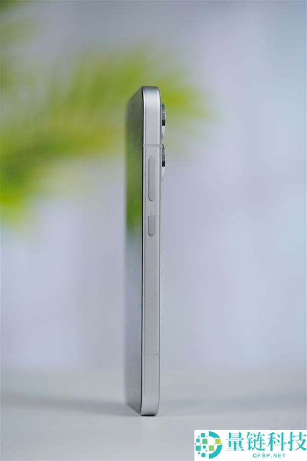 全息光刻美背太吸睛,OPPO Reno 15图赏