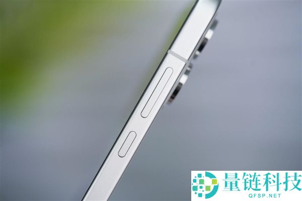 全息光刻美背太吸睛,OPPO Reno 15图赏