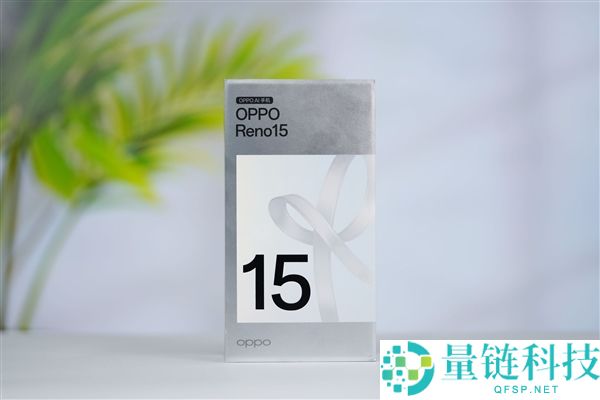 全息光刻美背太吸睛,OPPO Reno 15图赏
