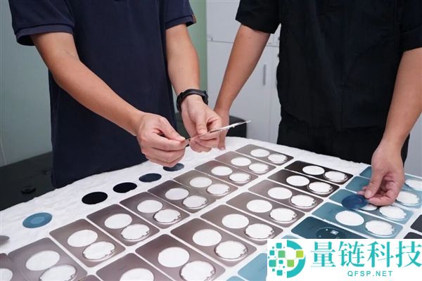 华为Mate 80系列设计师回应双环设计最大坚苦:铝合金和玻璃纤维拼接