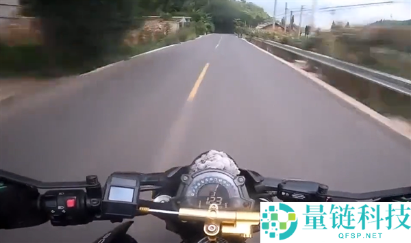 狂飙169km/h 两男人骑摩托竞速还屡次逆行超车:被撞到沟里