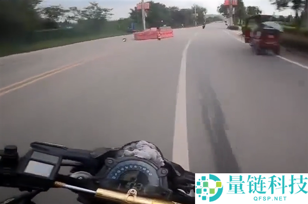 狂飙169km/h 两男人骑摩托竞速还屡次逆行超车:被撞到沟里