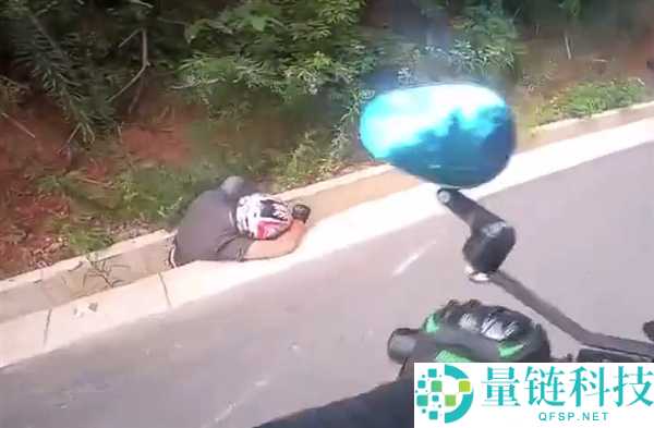 狂飙169km/h 两男人骑摩托竞速还屡次逆行超车:被撞到沟里