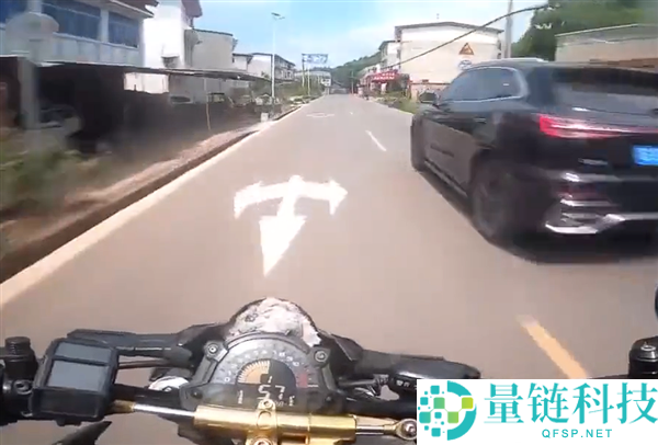 狂飙169km/h 两男人骑摩托竞速还屡次逆行超车:被撞到沟里