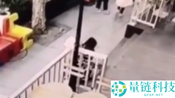 男子垂头玩手机摔伤起诉商家索赔6万 商家该担责吗 法院判了