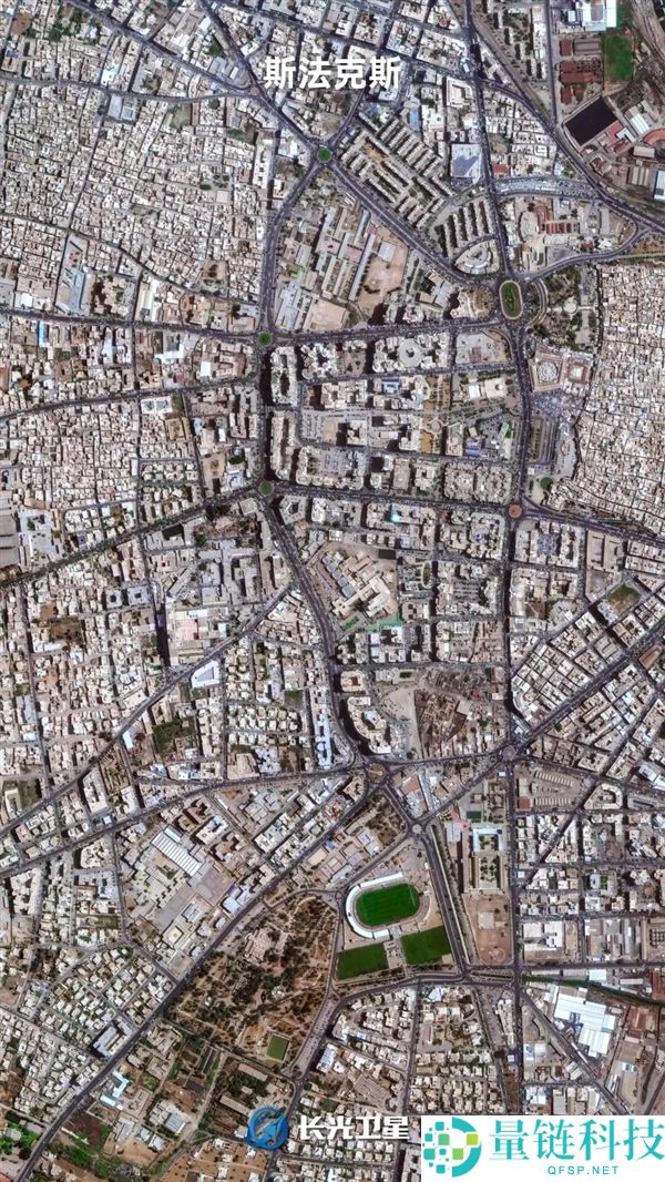 在地中海岸 有个奇异的“水泥色之城”：看不到一棵树,