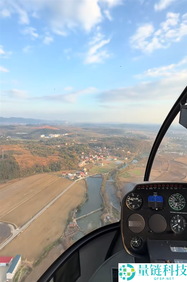 男人开500多万的飞机带家人回老家过元旦 80多千米旅程只需15分钟