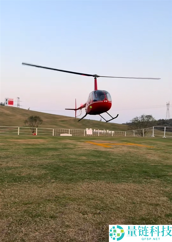 男人开500多万的飞机带家人回老家过元旦 80多千米旅程只需15分钟