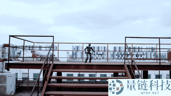 董事长稚晖君发布上纬新材首款机械人,能塞书包还能骑机械狗