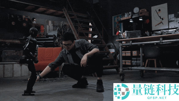 董事长稚晖君发布上纬新材首款机械人,能塞书包还能骑机械狗