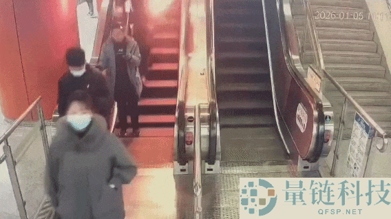 地铁乘客外衣冒出明火:竟是未使用的充电宝自燃 产物12月刚购入 有3C认证