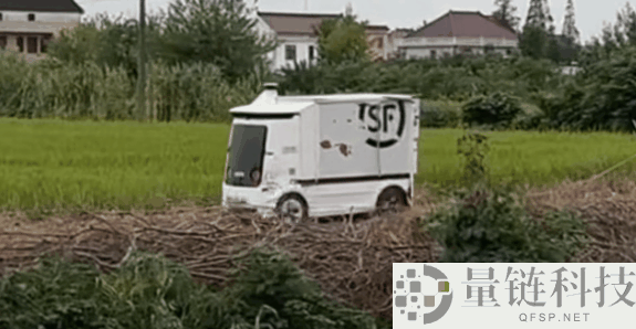 无人快递车送货名局面笑喷网友：烂路起飞、轮胎没了照跑不误