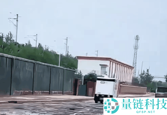 无人快递车送货名局面笑喷网友：烂路起飞、轮胎没了照跑不误