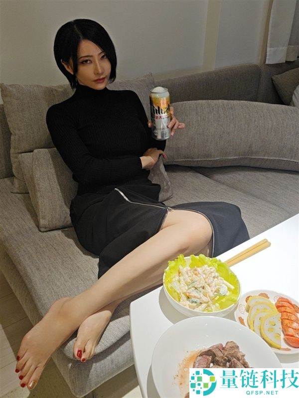 48岁日本漫画家晒生涯照 神似《生化危机》艾达王