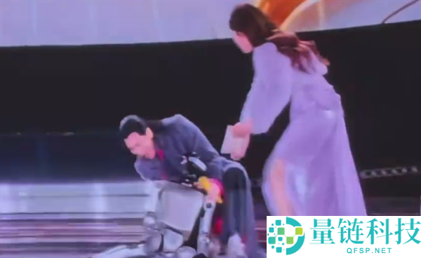 追觅机械人年会摔倒翻车 萧敬腾俯身去扶被撒贝宁奚弄碰瓷
