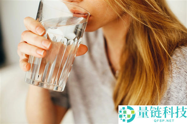 “中式生涯守则”爆火,喝了几辈子的热水怎样被老外学去了 你爱喝凉水仍是热水