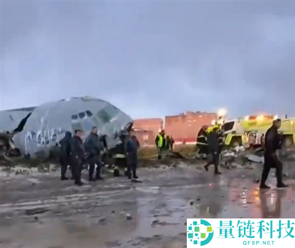 玻利维亚一飞机坠毁:装有少量钞票 散落伍遭疯抢