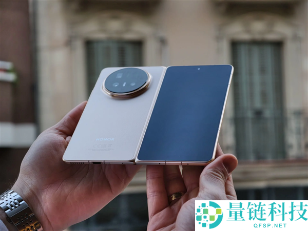 光荣Magic V6真机图赏：全球最轻薄大折叠 老外被震动到了