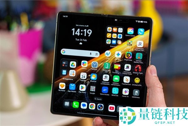 光荣Magic V6真机图赏：全球最轻薄大折叠 老外被震动到了