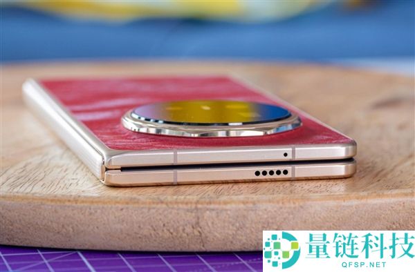 光荣Magic V6真机图赏：全球最轻薄大折叠 老外被震动到了