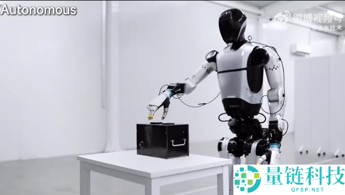 初次暴光,小米机械人给小米汽车装置车标:一气呵成 还会先撕膜