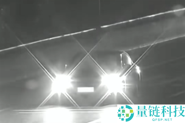 男人加班到清晨 回家开智驾在高速上睡着,车子直接停在车道地方