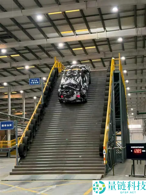 比亚迪把天门山天梯搬进厂房：假装测试车完成超千次爬坡尝试