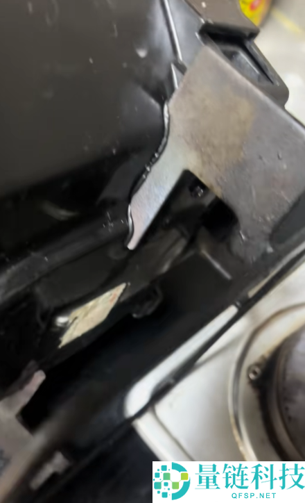 粗心了 男子把电饭煲放低温灶台上 直接焊进支架