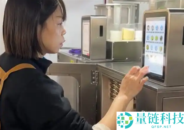 社区食堂引入2台6万元的炒菜机械人 油盐配比精准到克