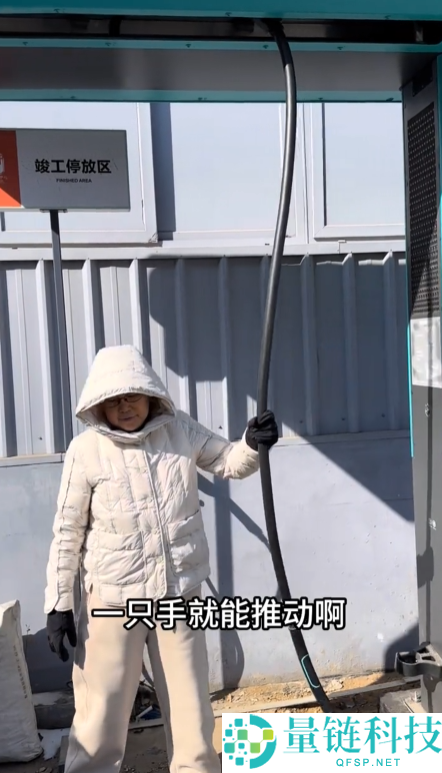 花甲老太实测比亚迪闪充桩：悬吊设计超人道 一点儿不费力