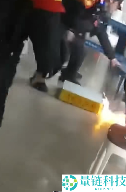 充电宝被拦男人竟怒摔 火车站突提议火太惊险