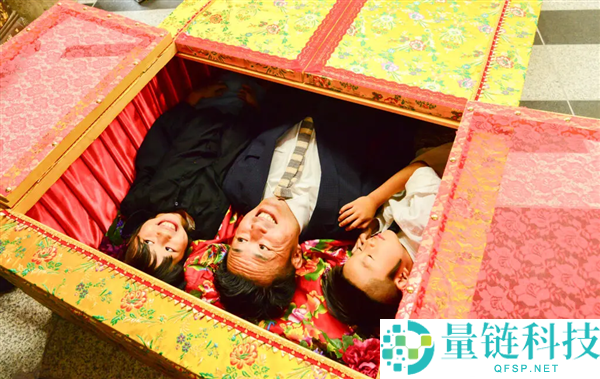 日今年轻人盛行活人躺棺 花钱入棺冥想半小时 从新审阅生命