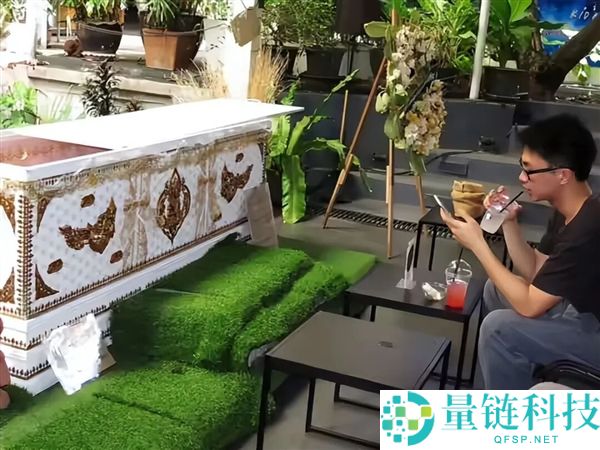 日今年轻人盛行活人躺棺 花钱入棺冥想半小时 从新审阅生命