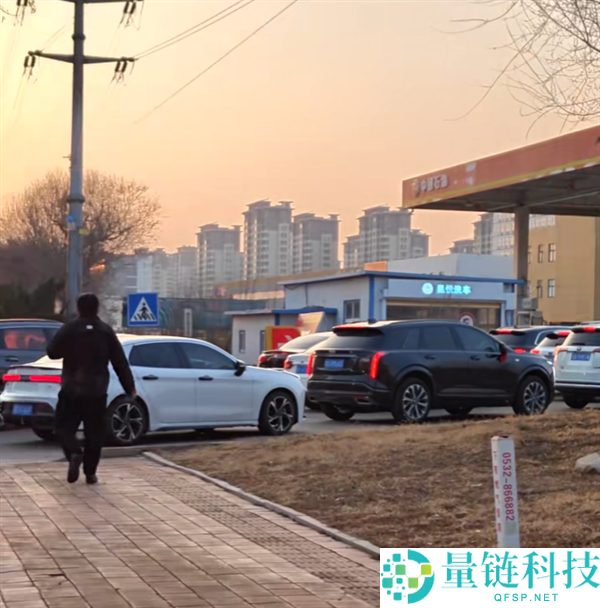 国内油价本日将迎年内最大涨幅,网友实拍多地加油站排长队