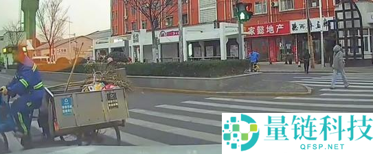 男人朝礼让行人司机竖中指 效果下一秒在斑马线撞到路人