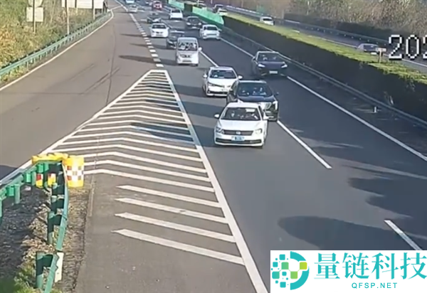 高速错过路口竟直接倒车 女司机：不去骨干道不就没有关系吗