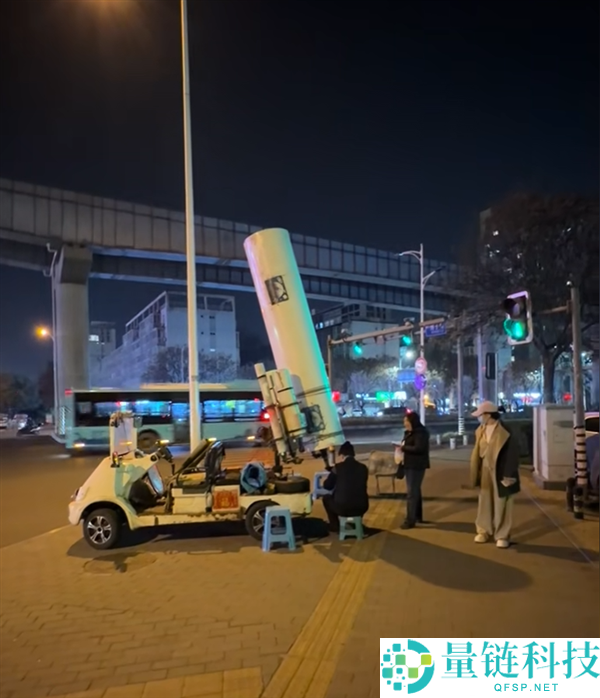 西安大爷30万装天文望远镜摆摊 被疑用幻灯片糊弄人