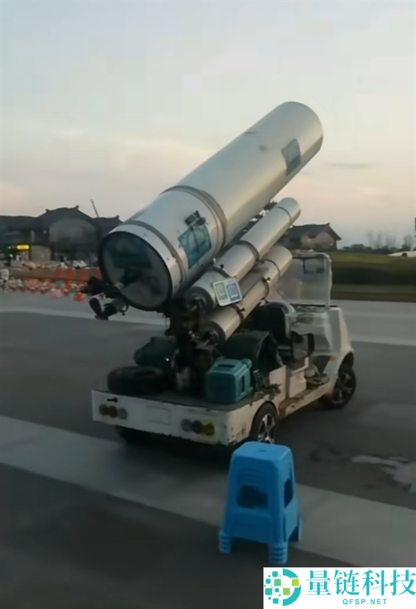 西安大爷30万装天文望远镜摆摊 被疑用幻灯片糊弄人